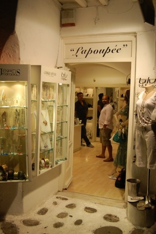 LA POUPEE MYKONOS